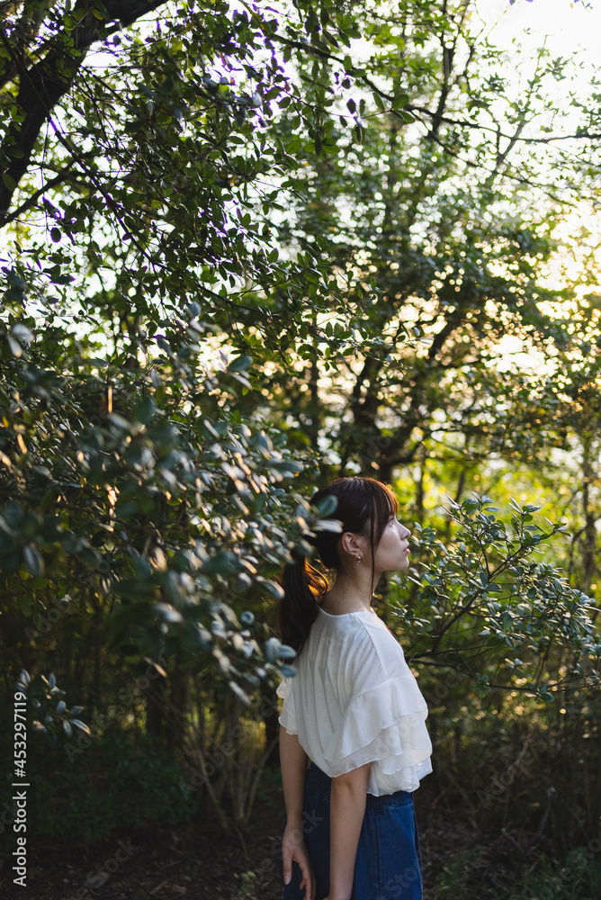公園を散策する女性 公園を散策する女性