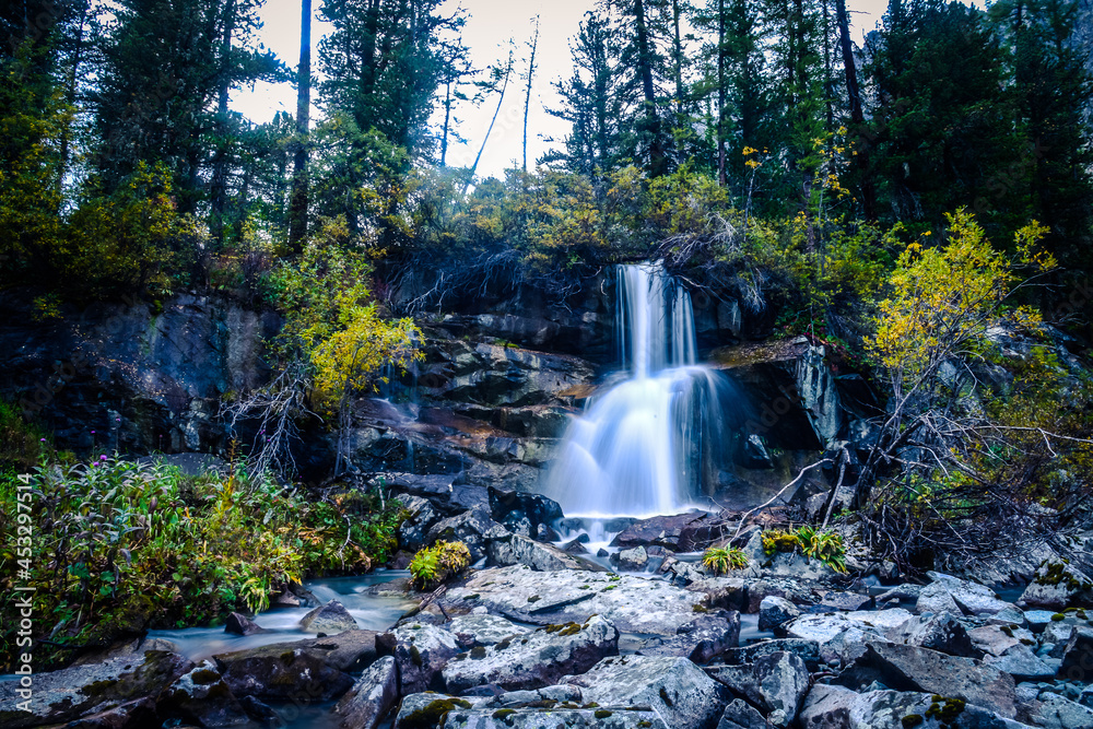 Obraz premium waterfall in the autumn mountain forest