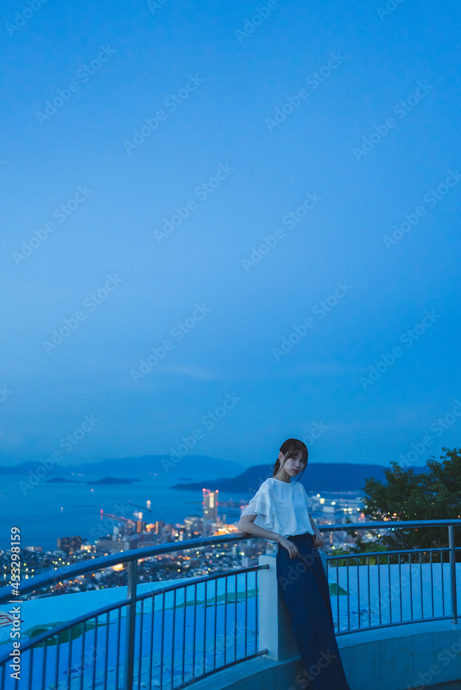 夕暮れの展望台にいる女性 夕暮れの展望台にいる女性