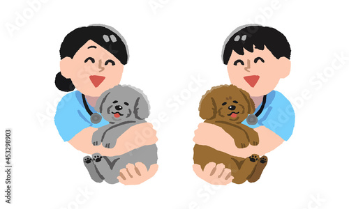 犬を抱っこする獣医師男女