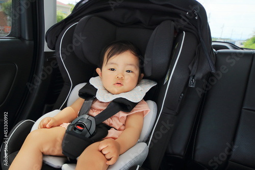 運転中の車のチャイルドシートに乗っている赤ちゃん