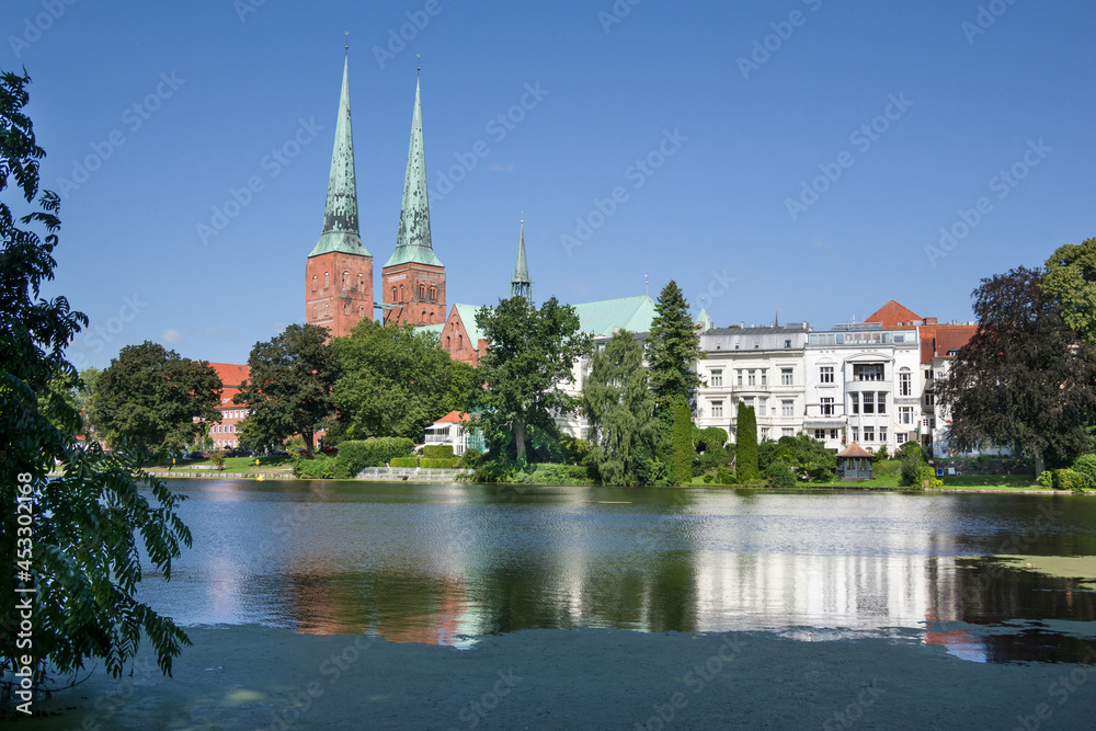 Naklejka premium Lübeck Mühlenteich und Dom im Sommer
