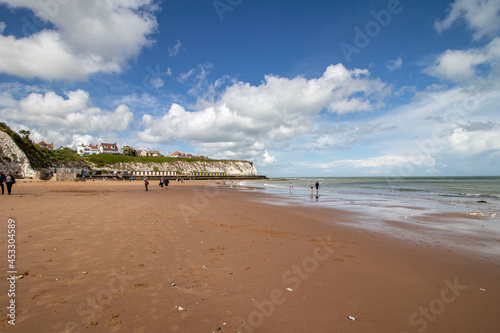 Broadstairs is a coastal town on the Isle of Thanet in the Thanet district of east Kent. Broadstairs is one of Thanet s seaside resorts  known as the  jewel in Thanet s crown Boadstairs 29 July 2021