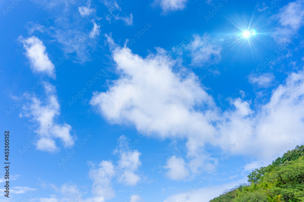 Obraz premium 太陽の日差しと爽やかな青空と雲の背景素材_c_06