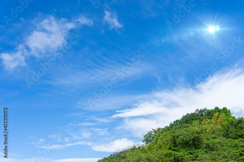 太陽の日差しと爽やかな青空と雲の背景素材_c_07