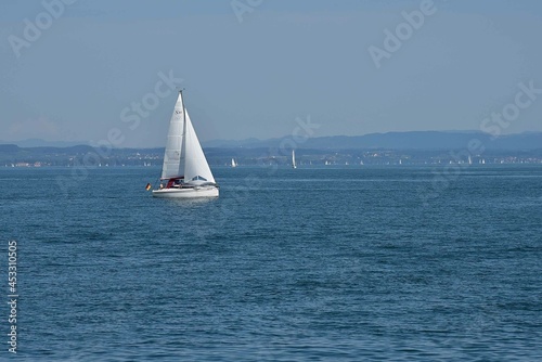 Segelboote auf dem Bosensee im Sommer