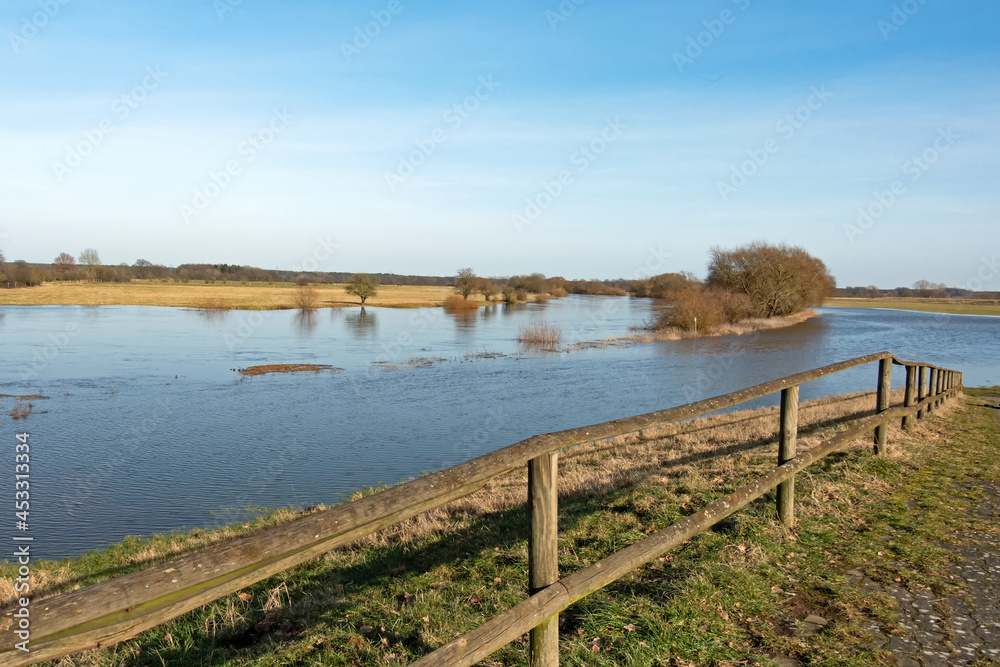 Naklejka premium Landschaft im Landkreis Verden bei Westen, einem Ortsteil von Dörverden, mit dem Fluss Aller, Niedersachsen, Deutschland