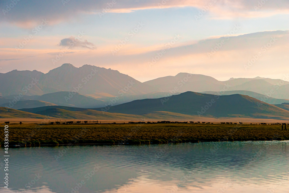 Obraz premium sunset over the lake