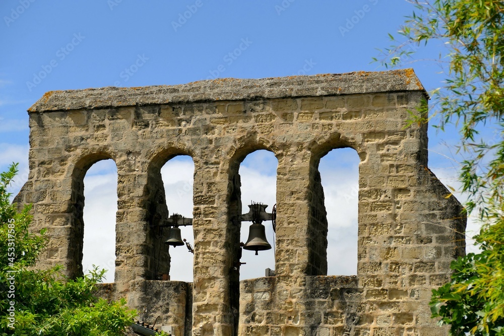 Clocher-mur gothique de l’église Saint-Pierre à Tourtrès dans le Lot-et-Garonne Clocher-mur gothique de l’église Saint-Pierre à Tourtrès dans le Lot-et-Garonne