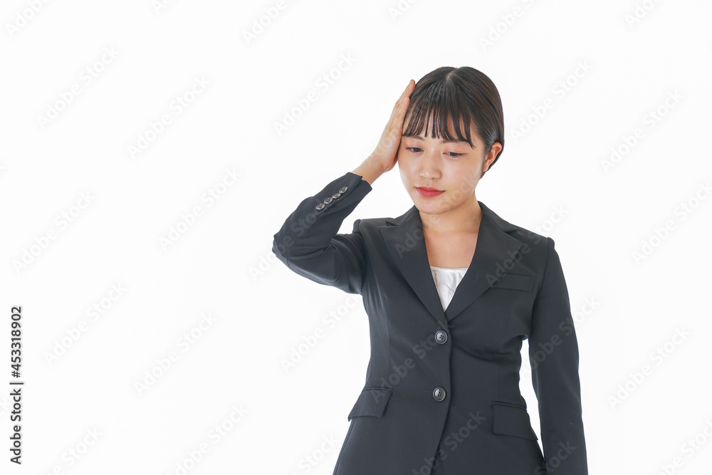 頭痛に苦しむ若いビジネスウーマン 頭痛に苦しむ若いビジネスウーマン