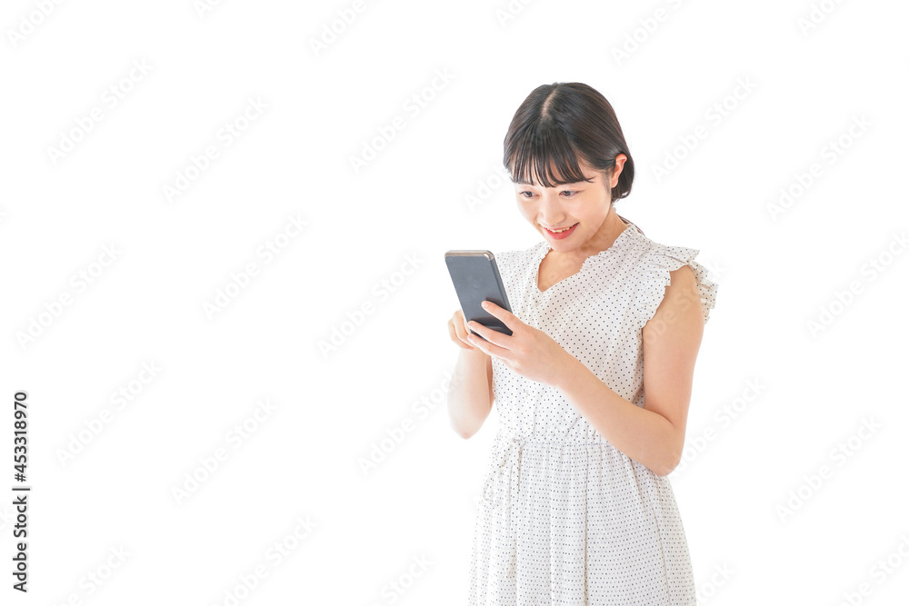 スマートフォンを使う若い女性 スマートフォンを使う若い女性