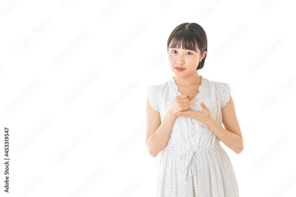 アイデアを思いつく若い女性