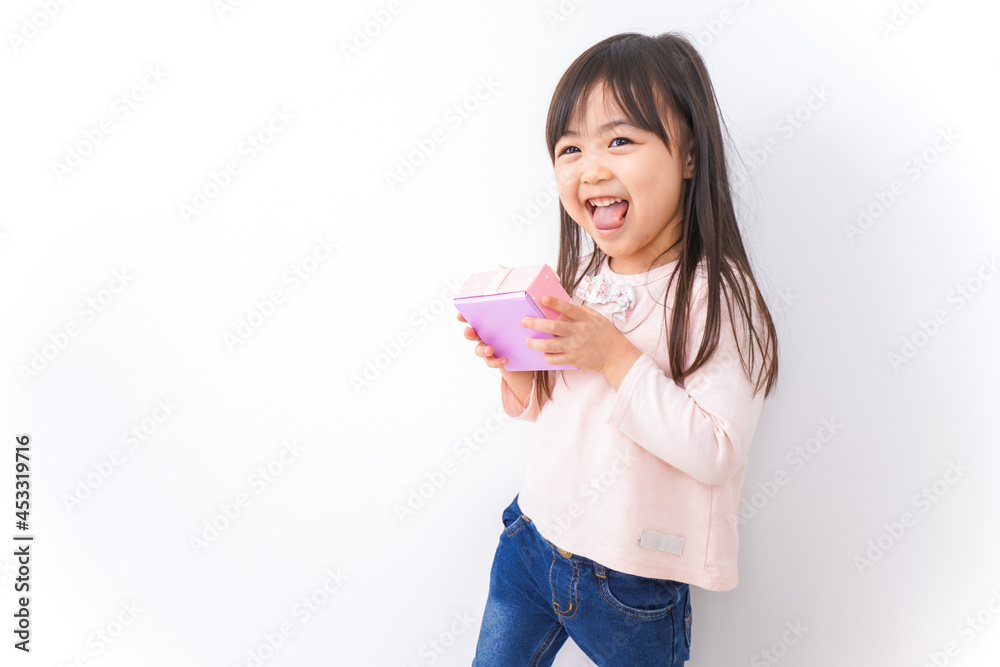 プレゼントを渡す子ども プレゼントを渡す子ども