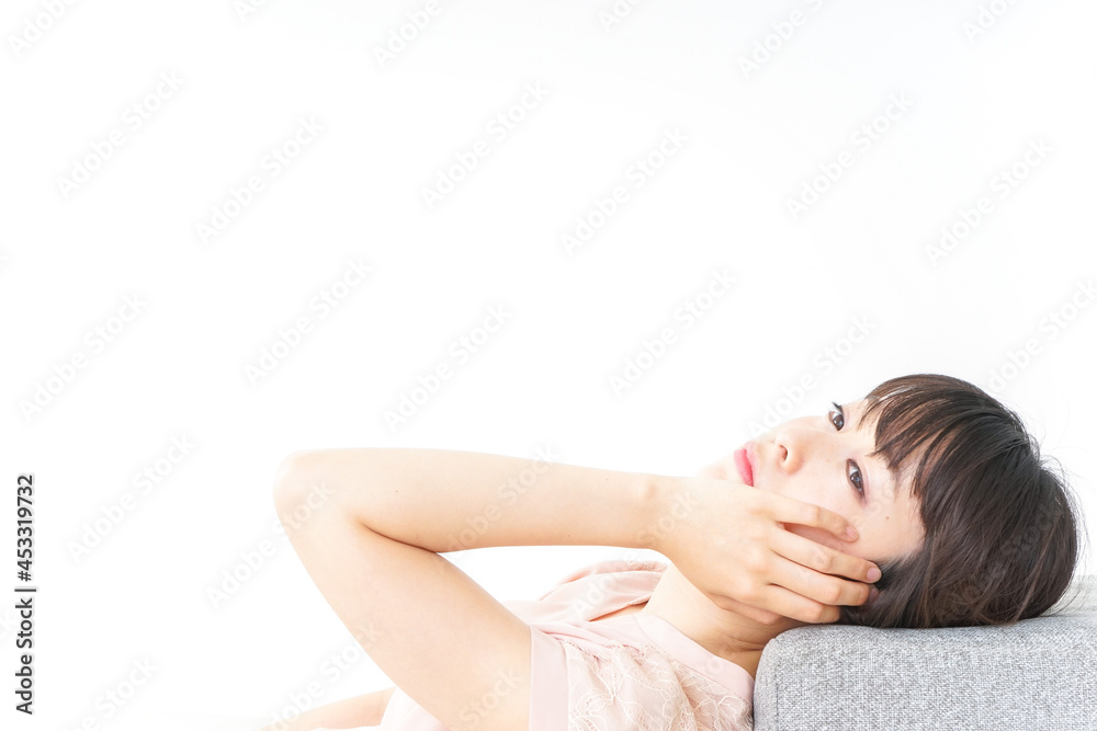 体調不良で横たわる若い女性 体調不良で横たわる若い女性