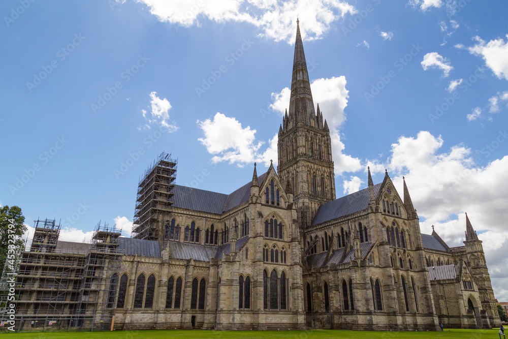 Fototapeta premium Salisbury Cathedral (known as the Cathedral Church of the Blessed Virgin Mary), an Anglican cathedral in Salisbury, England.