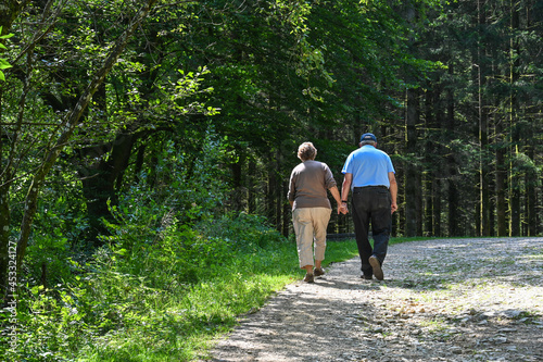 loisir balade Ardennes Belgique Wallonie couple seniors © JeanLuc