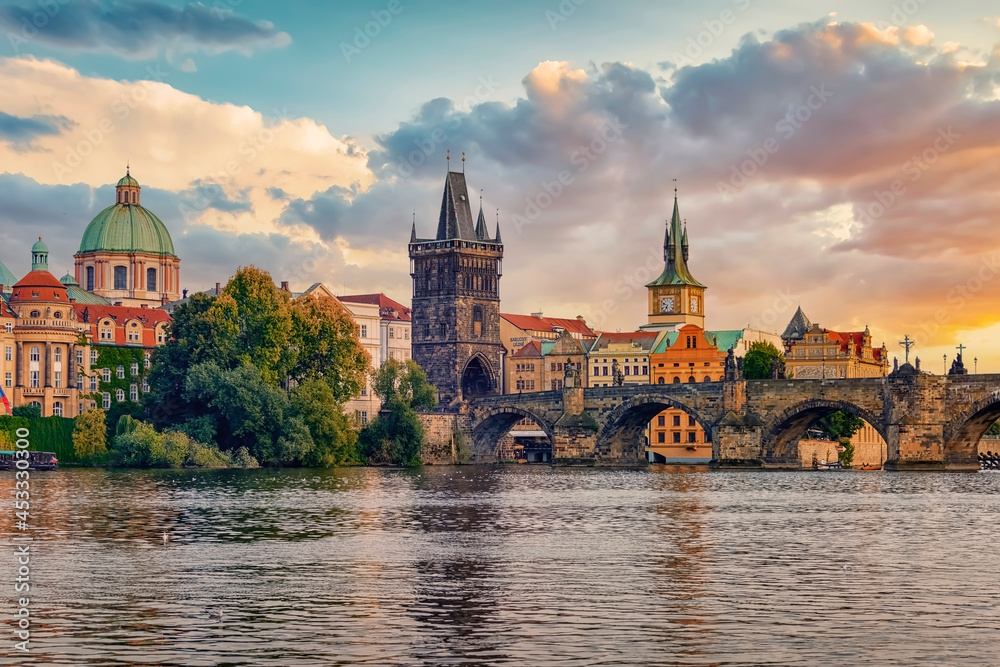 Obraz premium The city of Prague at sunset