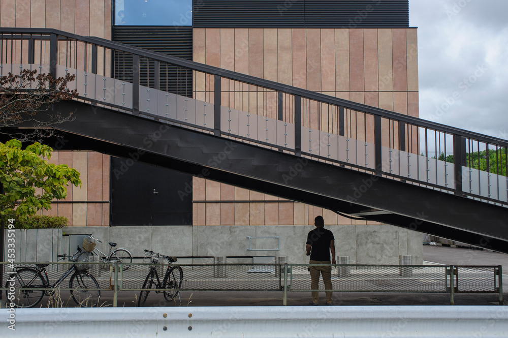 Obraz premium people on the bridge