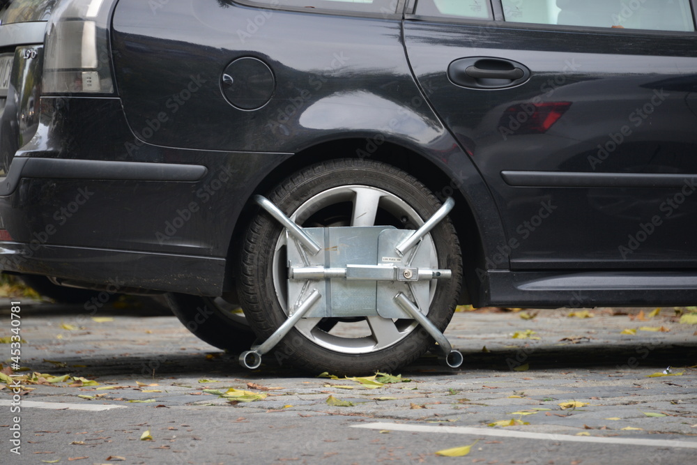 Radklammer bei KFZ angelegt Wien Österreich, 05.11.2014