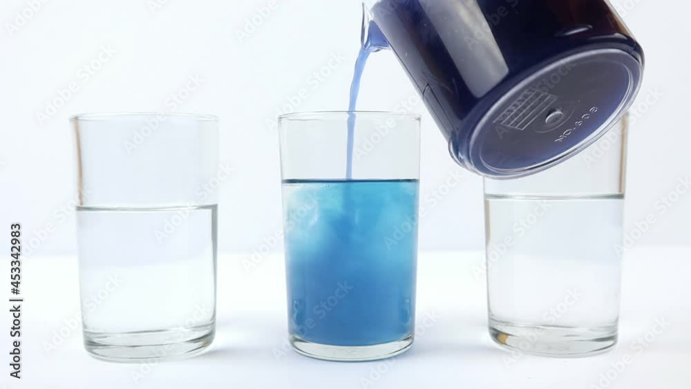 Pour the red cabbage juice into three glasses. Demonstration of