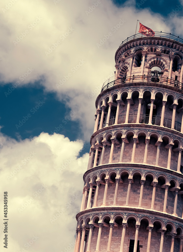 Schiefer Turm von Pisa im retro vintage Style angeschnitten