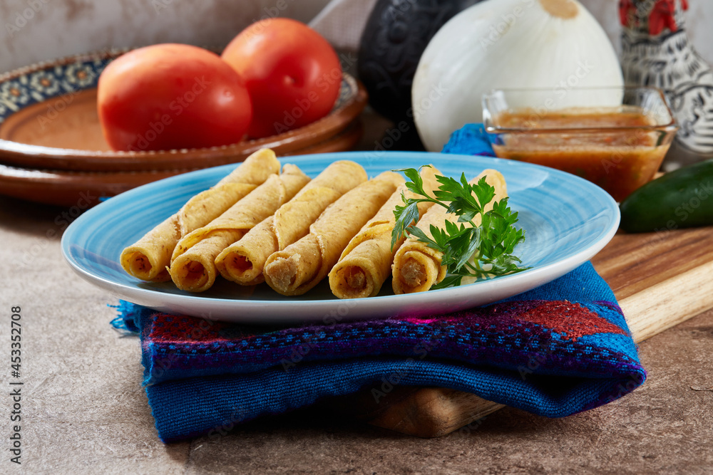 Foto de Flautas doradas de pollo o tacos dorados mexicanos do Stock Adobe Stock