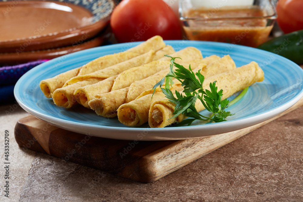 Flautas doradas de pollo o tacos dorados mexicanos Flautas doradas de pollo o tacos dorados mexicanos