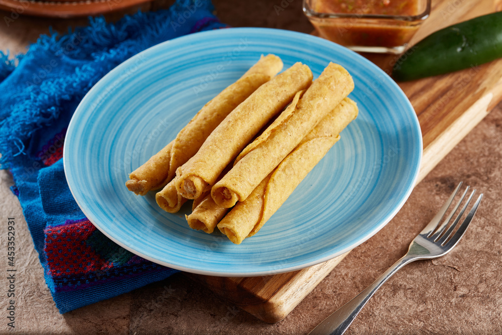Flautas doradas de pollo o tacos dorados mexicanos foto de Stock Adobe Stock