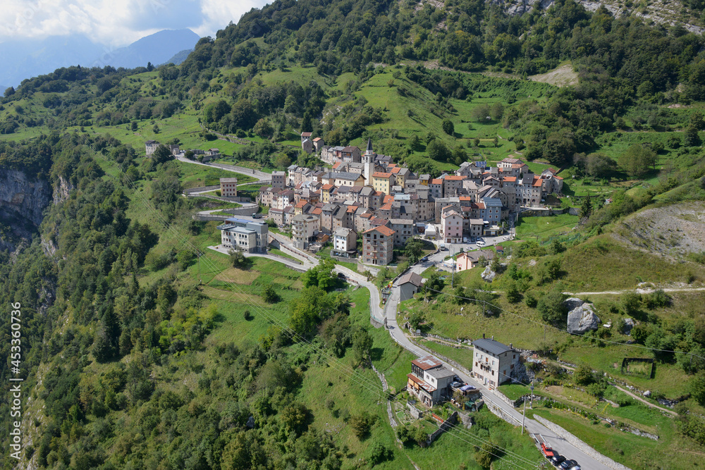 Fotografía aérea de un pueblo de montaña en la región de los Alpes italianos Fotografía aérea de un pueblo de montaña en la región de los Alpes italianos