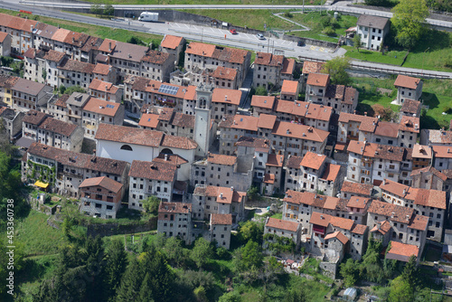 Fotografía aérea de la adea de Erto en la región italiana del Friuli Alpino photo