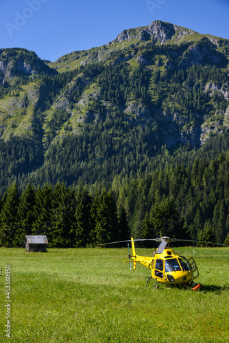 helicóptero estacionado en una región alpina de Friuli-Venezia-Giulia en Italia