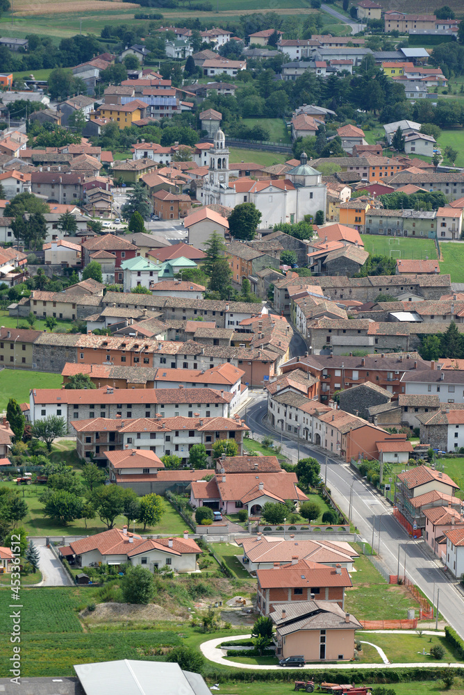 Fotografía aérea de un pueblo en la región italiana de Friuli-Venezia-Giulia
