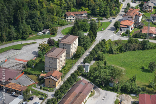 Tableau sur toile Fotografía aérea en la comunidad de Tolmezzo en la región de los Alpes italianos