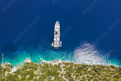 Obraz na plátně Aerial top down view of luxury lonely yacht boat in turquoise blue sea on seclud