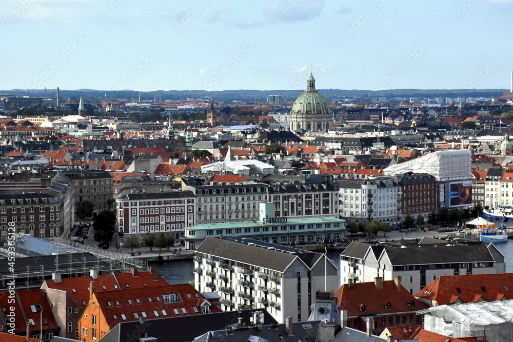 Fototapeta premium Blick auf Kopenhagen unter blauem Himmel