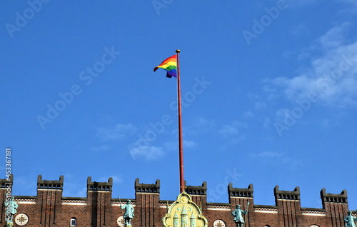 Regenbogenfahne auf dem Dach des Kopenhagener Rathauses
