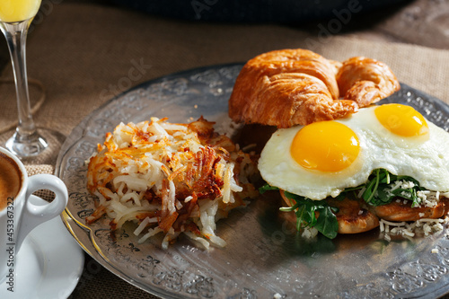 Canvas-taulu croissant egg sandwich hash brown juice