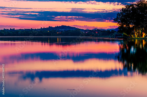 lago varese 03 - nubi e riflessi sulle acque al tramonto photo