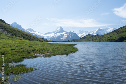 les rives d'un lac de montagne dans les alpes