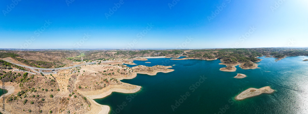 The Odeleite Dam, located in the municipality of Castro Marim in the Algarve, was built on the River Odeleite, which rises in the uplands of the Serra do Caldeirão and flows into the Rio Guadiana