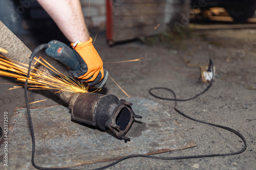 Removal of catalyst exhaust gases from a car engine, the catalyst contains precious metals platinum, palladium, rhodium.