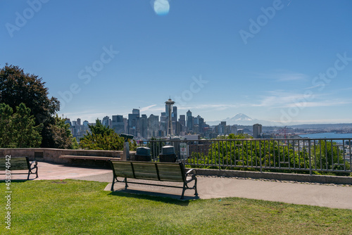 фотографія View of Downtown Seattle Space Needle from Bench in Kerry Park and Mount Rainer