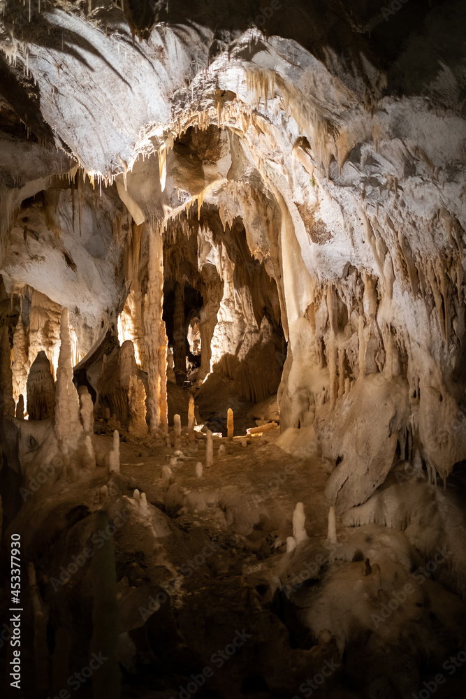 Caves of stalagmites and stalactites