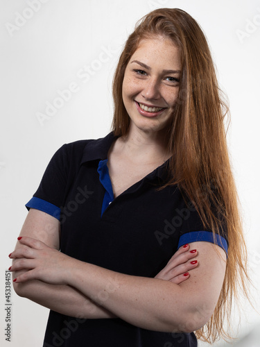 jovem mulher ruiva profissional com camiseta polo no fundo branco photo