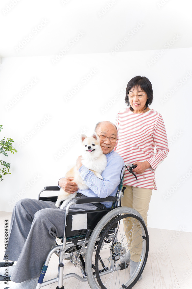 介護をする高齢の夫婦