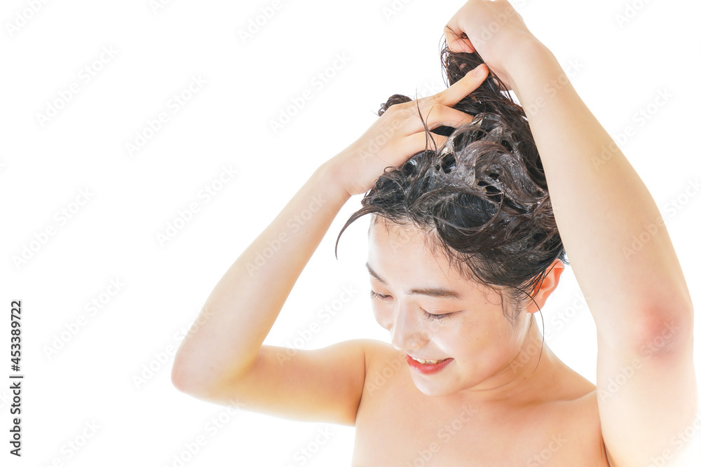 Naklejka premium スーパーでポイントを指差す若い女性