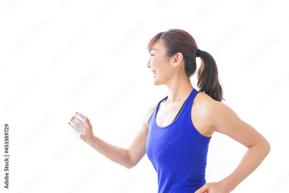 水分を摂取するスポーツウェアの女性 水分を摂取するスポーツウェアの女性