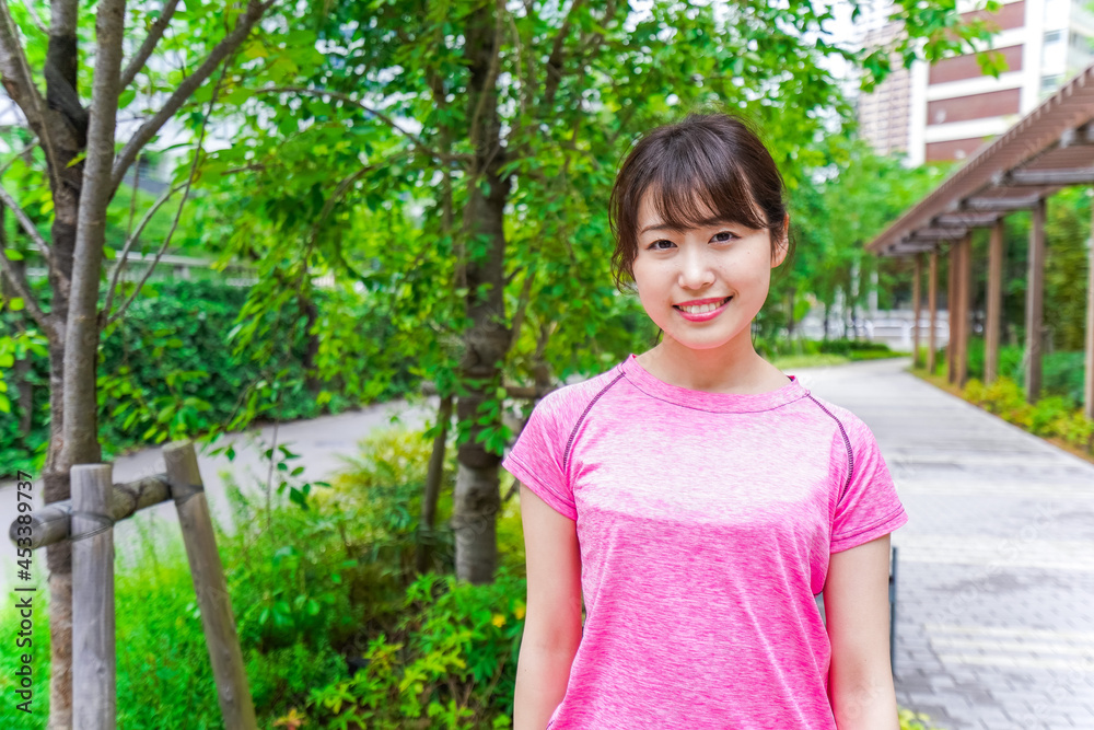 ストレッチする女性 ストレッチする女性