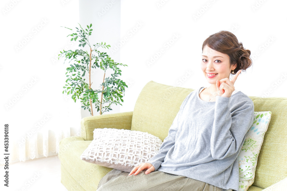家で指差す女性