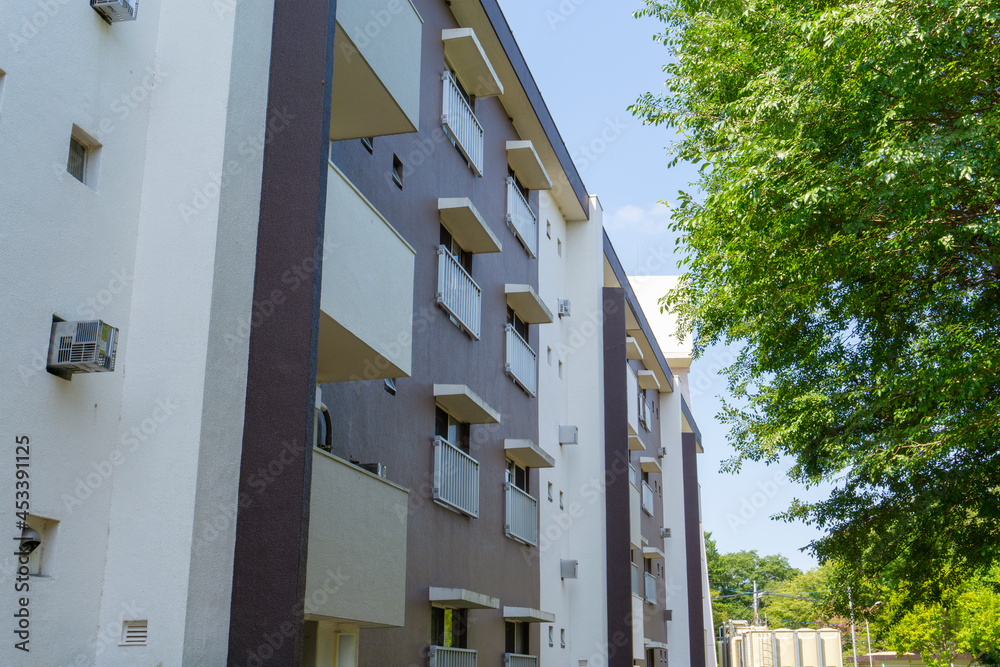 Obraz premium 古い団地のある風景写真_01